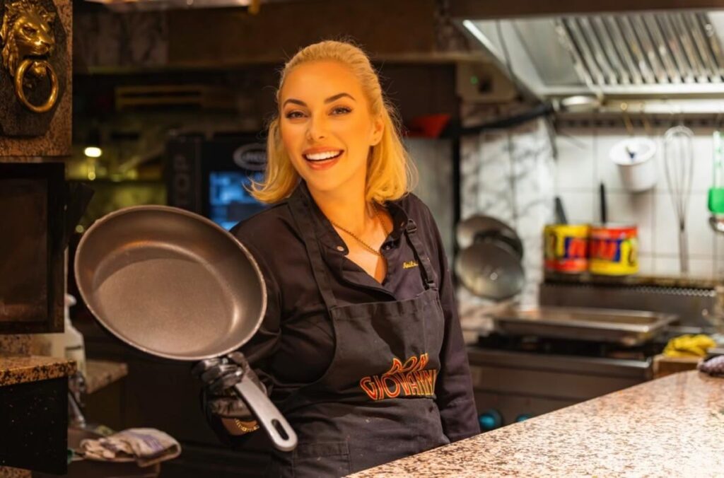 Kochkurs in Leipzig: Marilù Natale mit Pfanne in der Küche des Ristorante Don Giovanni