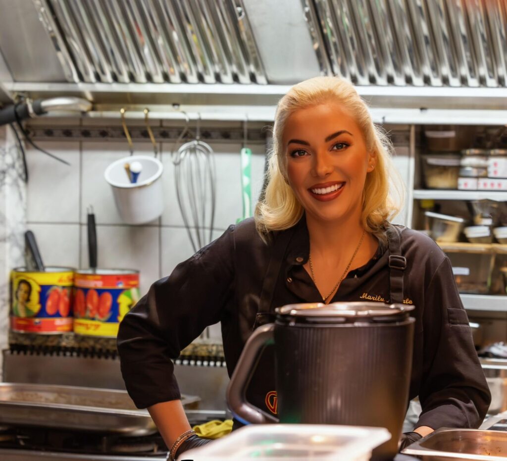 Marilù Natale, Gastgeberin der Kochkurse im Ristorante Don Giovanni in Leipzig, in ihrer Küche